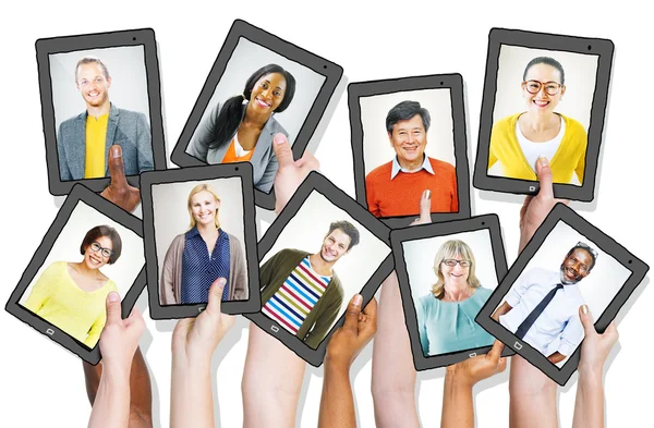 Mensen bedrijf tabletten — Stockfoto