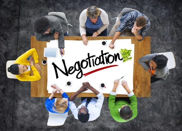 Gente Lluvia de ideas sobre la negociación —  Fotos de Stock