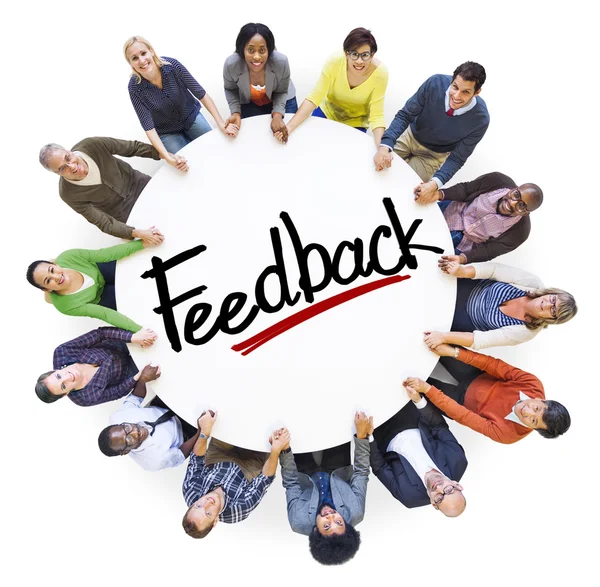 Diverses personnes autour du mot Feedback — Photo