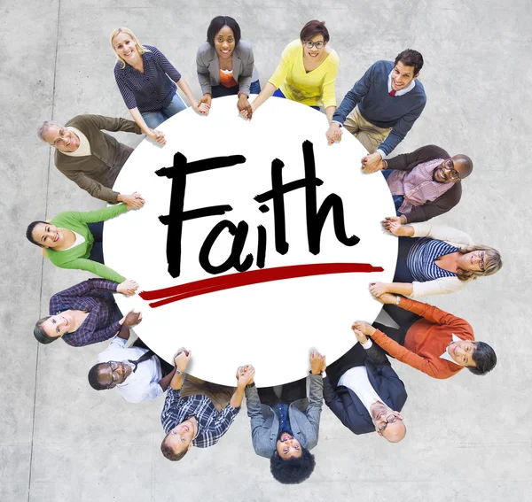 Pessoas em torno da palavra Faith — Fotografia de Stock
