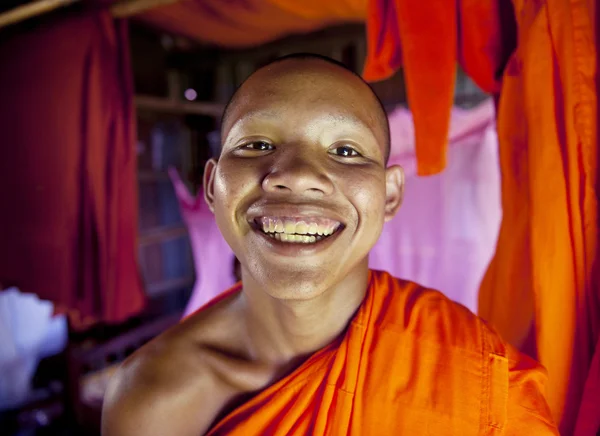 Monge cambojano sorridente — Fotografia de Stock