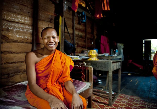 Sorridente monaco cambogiano — Foto Stock
