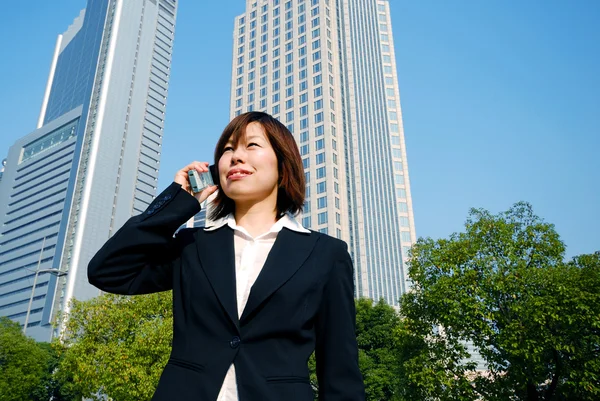 Femme d'affaires devant les gratte-ciel — Photo