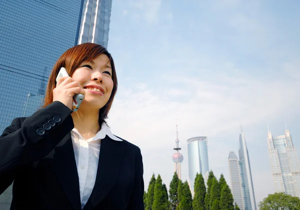 Femme d'affaires devant les gratte-ciel — Photo