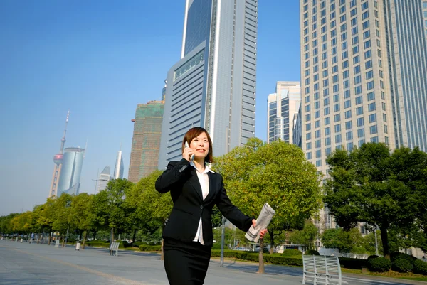 Femme d'affaires devant les gratte-ciel — Photo