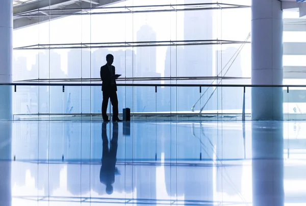 Businessman silhouette in town — Stockfoto