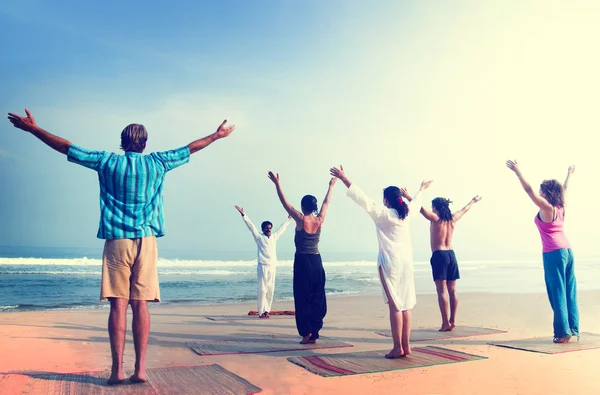 Yoga welzijn oefening op strand — Stockfoto