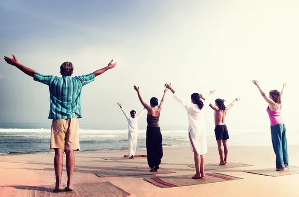 Yoga välbefinnande övning på stranden — Stockfoto