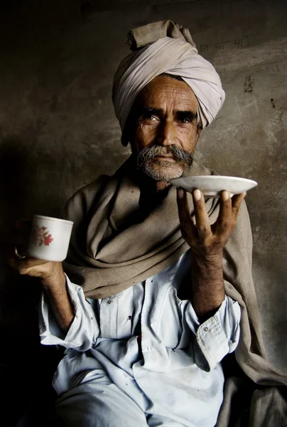 Un Indien à un marché tôt le matin — Photo