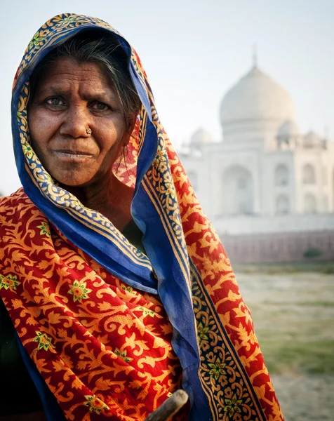 Donna indiana indigena vicino Taj Mahal — Foto Stock