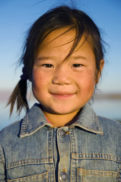 Красивая маленькая азиатская девочка — стоковое фото