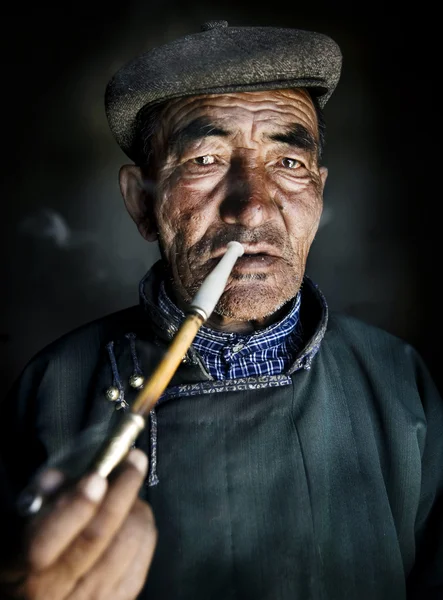 Mongolian Man Smoking a Pipe — Stock Photo, Image