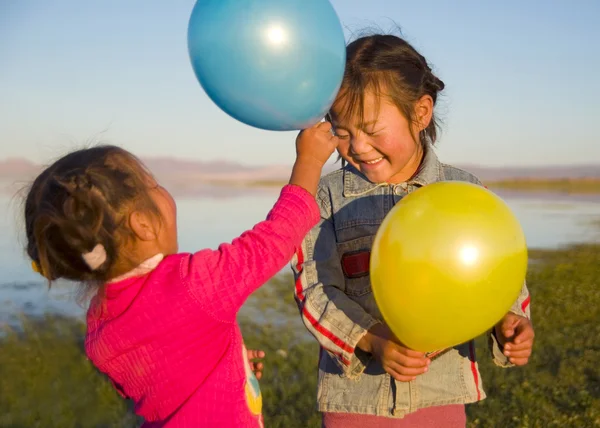 女孩子在玩气球 — 图库照片
