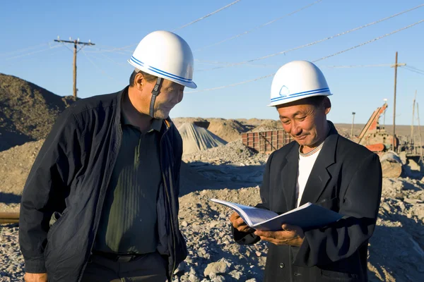 Werknemers in de bouw het lezen van de opmerking — Stockfoto