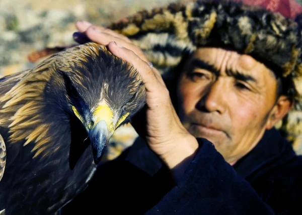 Mongolisk Man med traditionella livsstilar — Stockfoto