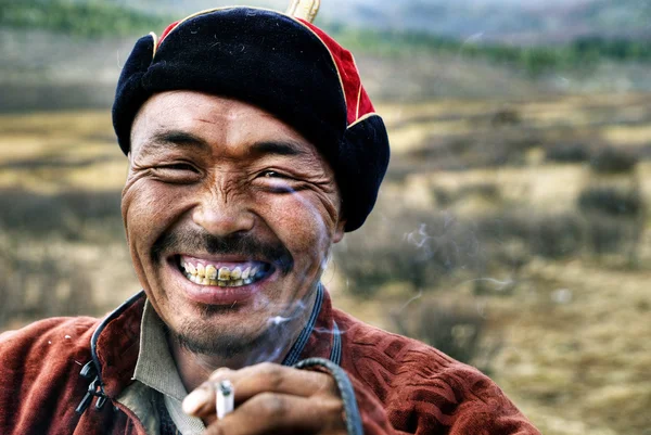 Homem mongol fumando — Fotografia de Stock