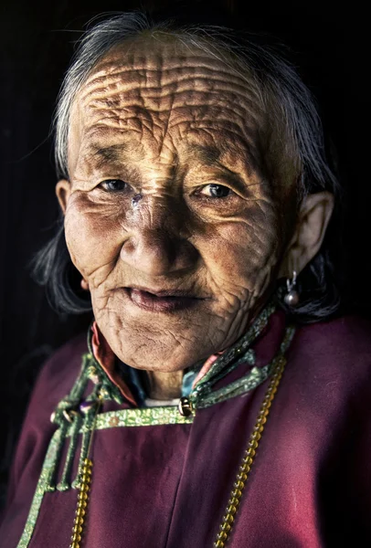 Wanita Mongolia dalam pakaian tradisional — Stok Foto