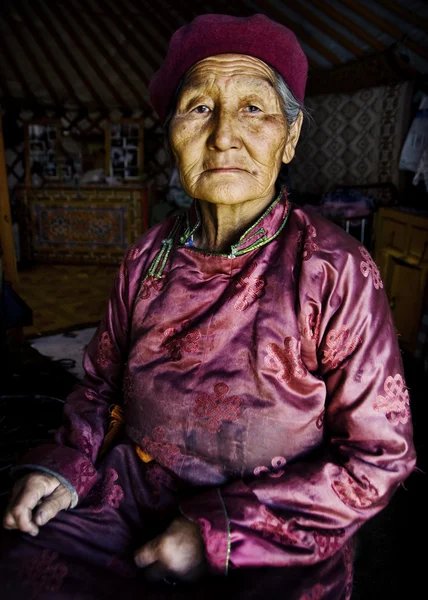 Mongolische Frau in traditioneller Kleidung — Stockfoto