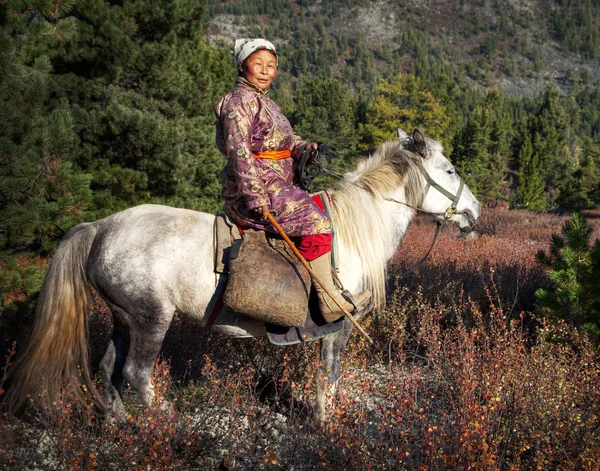 Femme chevauchant un cheval — Photo
