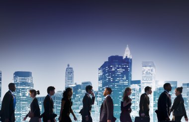 Şehirde yürüyen iş adamları.