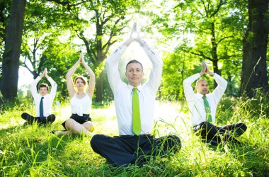 İş adamları yoga yapıyor.