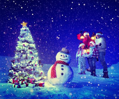 Aile ve Noel ağacı yakınındaki kardan adam