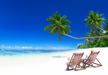 Kumsalda dinlenen bir çift.