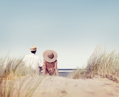 Sahilde oturan Çift