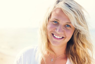 Kumsalda dinlenen kadın