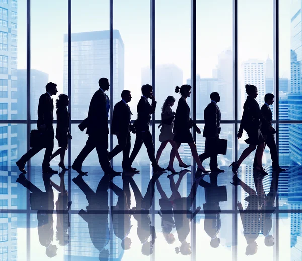 Grupo de pessoas caminhando — Fotografia de Stock