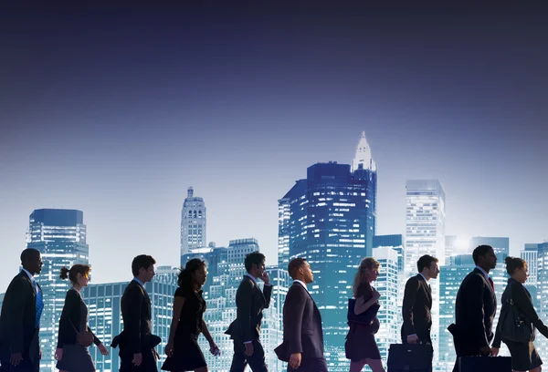 Επιχειρηματίες που περπατούν στην πόλη — Φωτογραφία Αρχείου