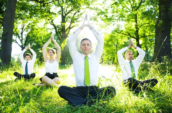 İş adamları yoga yapıyor. — Stok fotoğraf