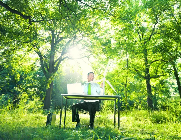 Freundlicher Geschäftsmann, der draußen arbeitet — Stockfoto