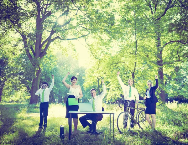 Gente de negocios que trabaja al aire libre — Foto de Stock