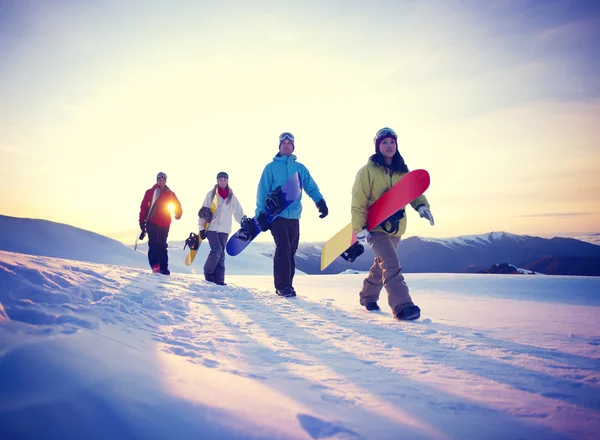 Lidé s snowboardy chůze — Stock fotografie