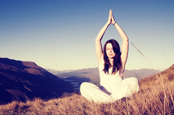 Woman meditating in wilderness — Stock Photo, Image