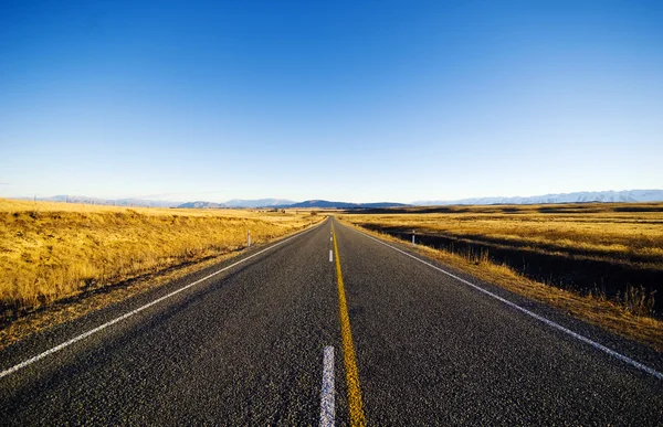 Camino continuo con montaña — Foto de Stock