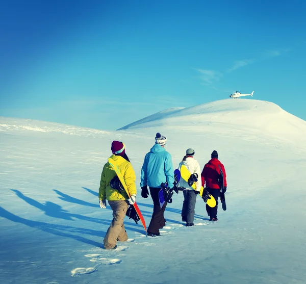 Snowboarders με τα πόδια στα βουνά — Φωτογραφία Αρχείου
