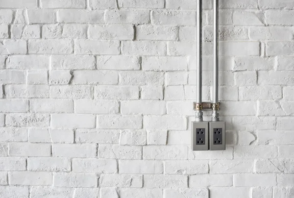 Электрическая розетка на белой стене — стоковое фото