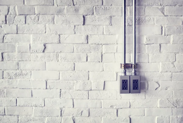 Электрическая розетка на белой стене — стоковое фото