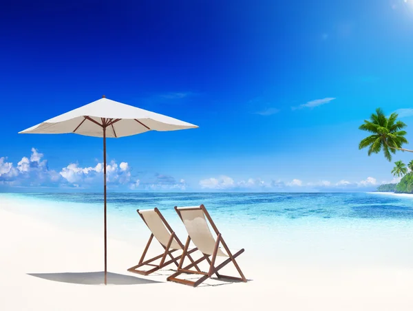 เก้าอี้ดาดฟ้าบนชายหาด — ภาพถ่ายสต็อก