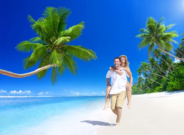 Couple relaxant sur la plage — Photo