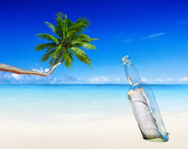 Wiadomość w butelce na plaży. — Zdjęcie stockowe