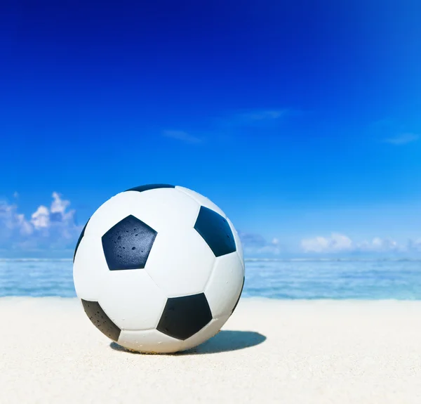 Футбол на пляже — стоковое фото