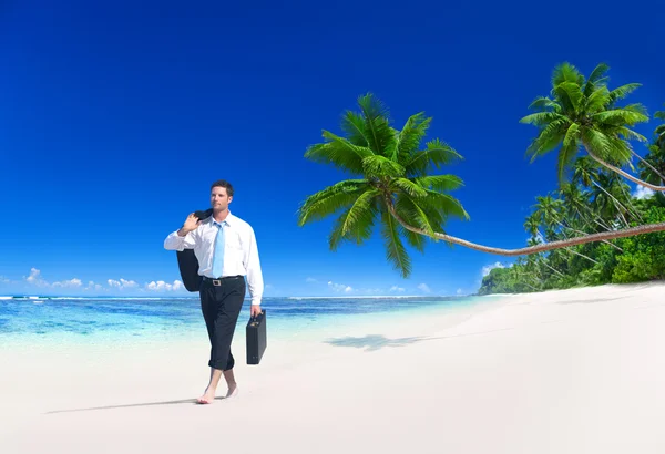 Geschäftsmann läuft am Strand entlang — Stockfoto