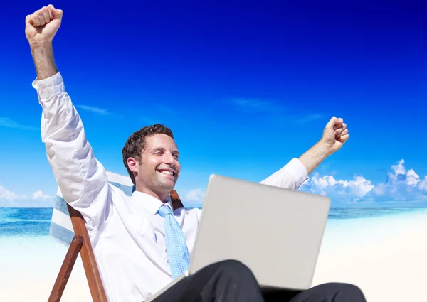 Empresário relaxante na praia — Fotografia de Stock