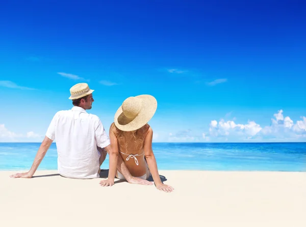 Couple Relaxing on the Beach — Stock Photo, Image