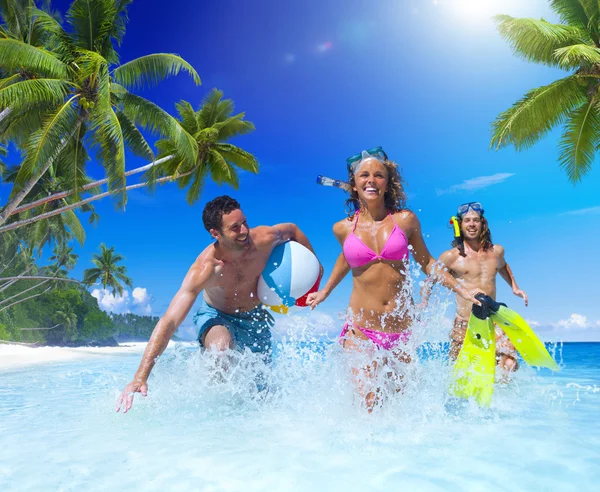 Ludzi grających na tropikalnej plaży — Zdjęcie stockowe