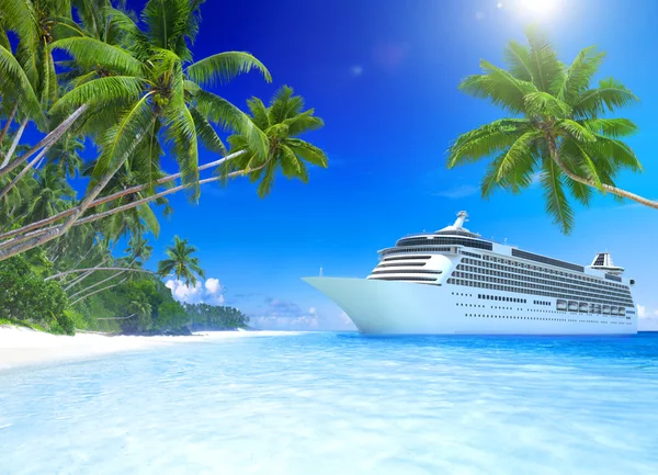 Kreuzfahrtschiff und tropischer Strand — Stockfoto