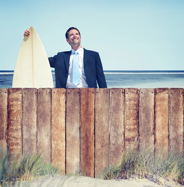 Affärsman med surfbräda — Stockfoto